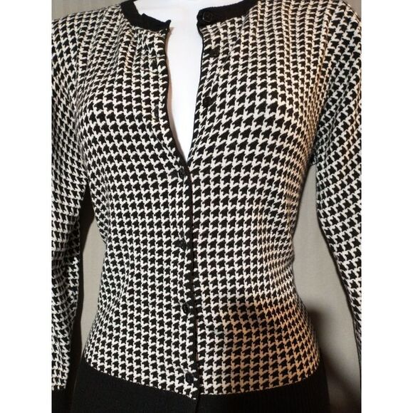 Dress barn soft flattering cardigan small - Picture 2 of 4